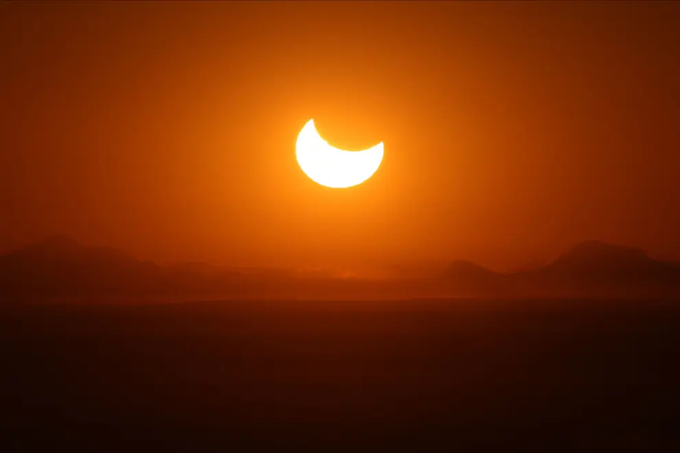 Phnom Penh (Cambodia), 26/12/2019.- A partial solar eclipse is visible from Phnom Penh, Cambodia, 26 December 2019. During the celestial annular solar eclipse, the moon covers the Sun's center, leaving the Sun's visible rim to form a 'ring of fire' or annulus around the moon. (Incendio, Camboya) EFE/EPA/KITH SEREY Solar eclipse in Phnom Penh