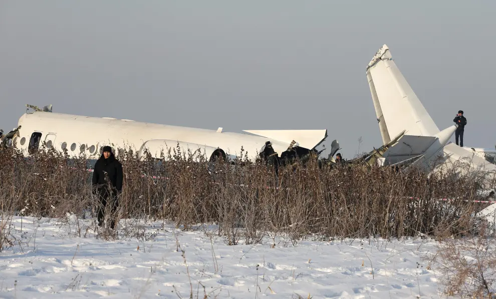 Emergency and security personnel are seen at the site of a plane crash near Almaty, Kazakhstan, December 27, 2019. REUTERS/Pavel Mikheyev [[[REUTERS VOCENTO]]] KAZAKHSTAN-AIRPLANE/CRASH