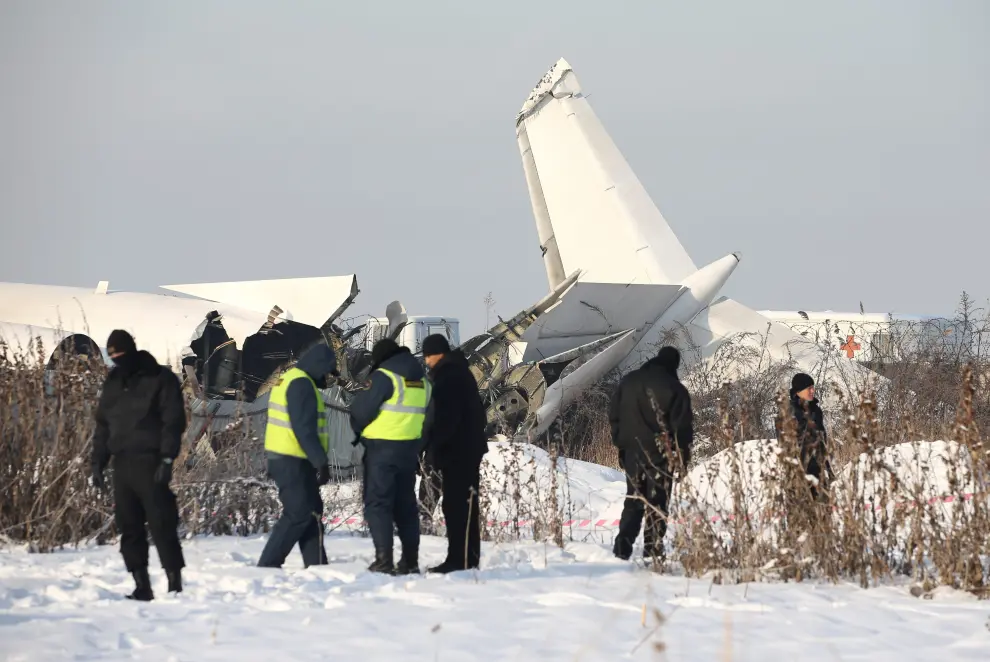 Emergency and security personnel are seen at the site of a plane crash near Almaty, Kazakhstan, December 27, 2019. REUTERS/Pavel Mikheyev [[[REUTERS VOCENTO]]] KAZAKHSTAN-AIRPLANE/CRASH