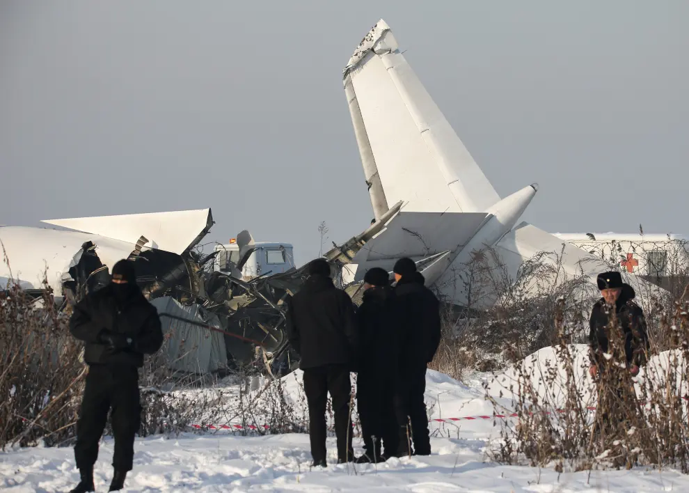 Emergency and security personnel are seen at the site of the plane crash near Almaty, Kazakhstan, December 27, 2019. REUTERS/Pavel Mikheyev [[[REUTERS VOCENTO]]] KAZAKHSTAN-AIRPLANE/CRASH