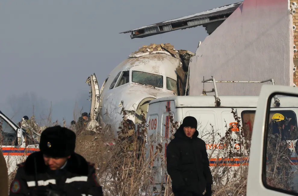 Emergency and security personnel are seen at the site of the plane crash near Almaty, Kazakhstan, December 27, 2019. REUTERS/Pavel Mikheyev [[[REUTERS VOCENTO]]] KAZAKHSTAN-AIRPLANE/CRASH