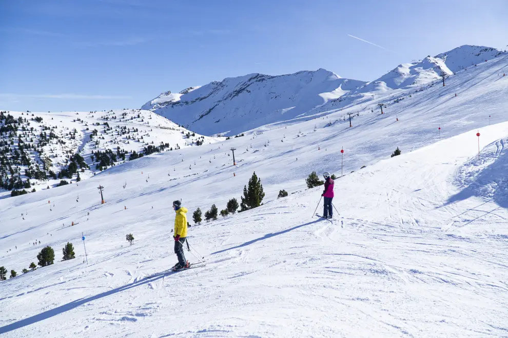Imágenes de la jornada de esquí de este sábado en las pistas de Formigal y Cerler.