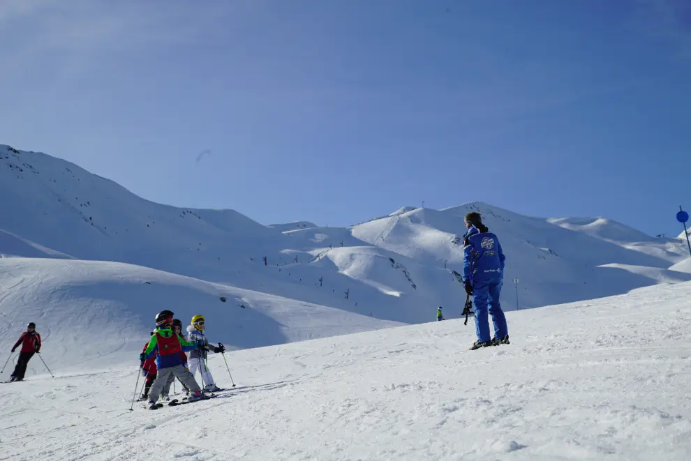 Imágenes de la jornada de esquí de este sábado en las pistas de Formigal y Cerler.