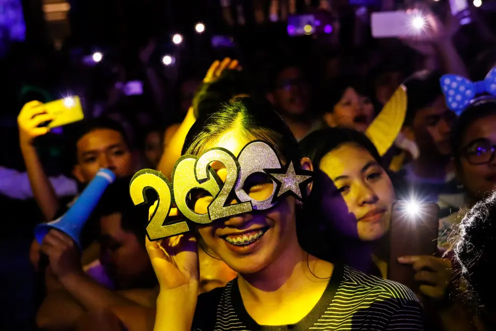 A reveller wears glasses shaped like the year 2020 during the New Year's Eve party in Quezon City, Metro Manila, Philippines December 31, 2019. REUTERS/Eloisa Lopez [[[REUTERS VOCENTO]]] NEW-YEAR/PHILIPPINES