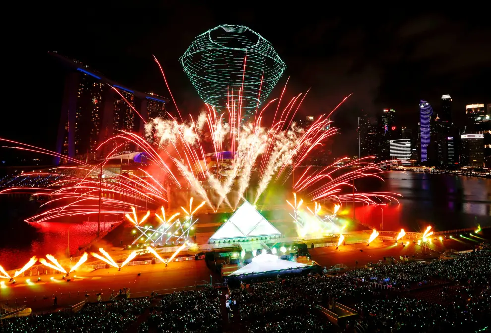 Fireworks explode during a drone aerial display over Marina Bay as part of the New Year's Eve celebrations in Singapore December 31, 2019. REUTERS/Edgar Su [[[REUTERS VOCENTO]]] NEW-YEAR/SINGAPORE