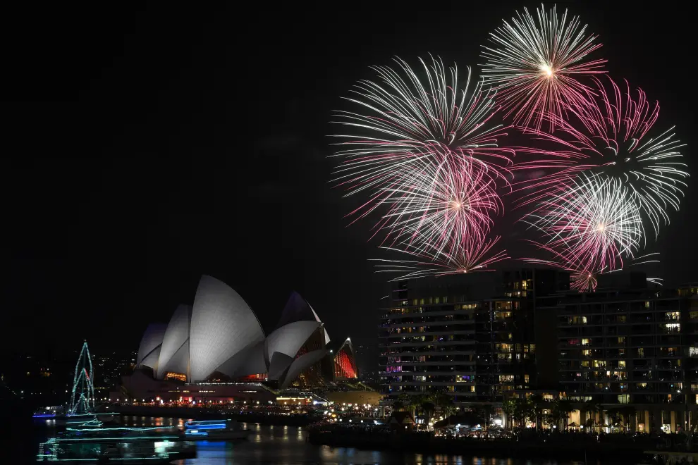 Sydney (Australia), 31/12/2019.- Fireworks explode over Sydney Harbour during the Family Fireworks as part of New Year's Eve celebrations in Sydney, Australia, 31 December 2019. The smaller firework is launched at 9pm local time for children and families. (Incendio) EFE/EPA/DEAN LEWINS AUSTRALIA AND NEW ZEALAND OUT EDITORIAL USE ONLY New Year's Eve celebrations in Sydney