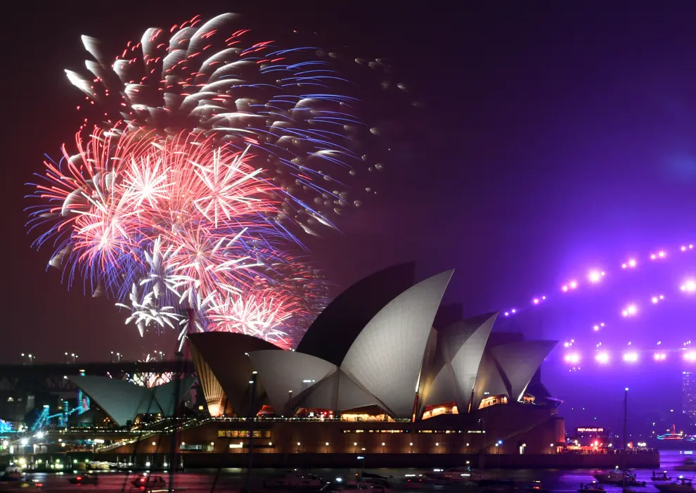 Sydney (Australia), 31/12/2019.- Fireworks explode over Sydney Harbour during the Family Fireworks as part of New Year's Eve celebrations in Sydney, Australia, 31 December 2019. The smaller firework is launched at 9pm local time for children and families. (Incendio) EFE/EPA/MICK TSIKAS AUSTRALIA AND NEW ZEALAND OUT EDITORIAL USE ONLY New Year's Eve celebrations in Sydney