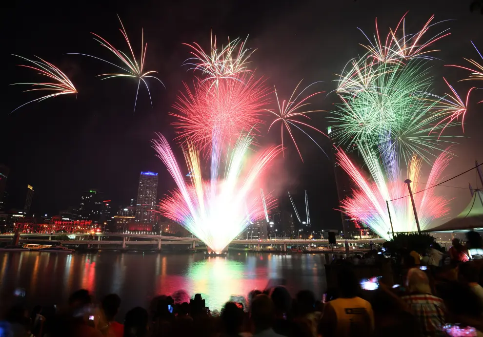 Sydney (Australia), 31/12/2019.- Fireworks explode over Sydney Harbour during the Family Fireworks as part of New Year's Eve celebrations in Sydney, Australia, 31 December 2019. The smaller firework is launched at 9pm local time for children and families. (Incendio) EFE/EPA/DAN PELED AUSTRALIA AND NEW ZEALAND OUT EDITORIAL USE ONLY New Year's Eve celebrations in Sydney