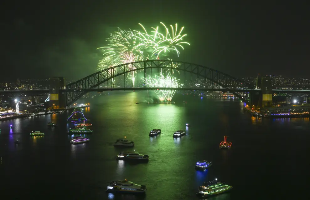 Sydney (Australia), 31/12/2019.- Fireworks explode over Sydney Harbour during the Family Fireworks as part of New Year's Eve celebrations in Sydney, Australia, 31 December 2019. The smaller firework is launched at 9pm local time for children and families. (Incendio) EFE/EPA/MICK TSIKAS AUSTRALIA AND NEW ZEALAND OUT New Year's Eve celebrations in Sydney