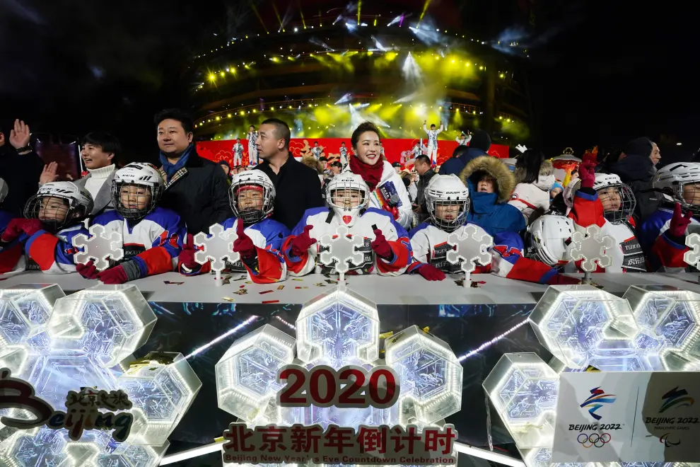 Beijing (China), 31/12/2019.- Artists perform at the countdown event to celebrate the arrival of 2020 during the New Year's Eve celebration at Shougang Industrial Park in Beijing, China, 01 January 2020. EFE/EPA/WU HONG New Year's Eve celebration in Beijing