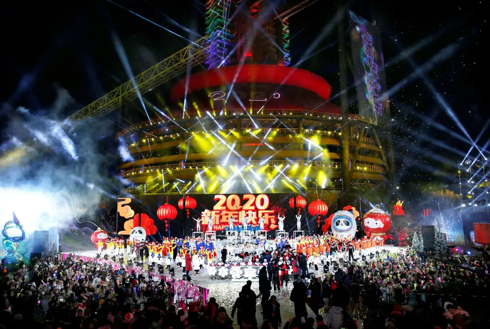 Beijing (China), 31/12/2019.- Entertainers pose for photo at the countdown event to celebrate the arrival of 2020 during the New Year's Eve celebration at Shougang Industrial Park in Beijing, China, 31 December 2019. EFE/EPA/WU HONG New Year's Eve celebration in Beijing