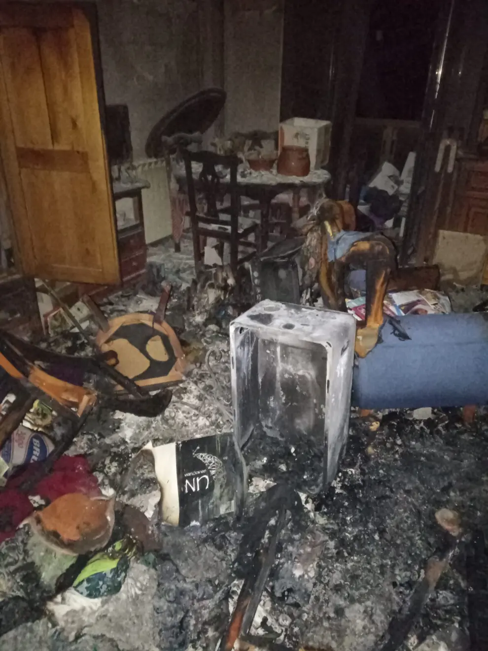 Aparatoso incendio en Candanchú con una familia atrapada por el fuego y 12 evacuados