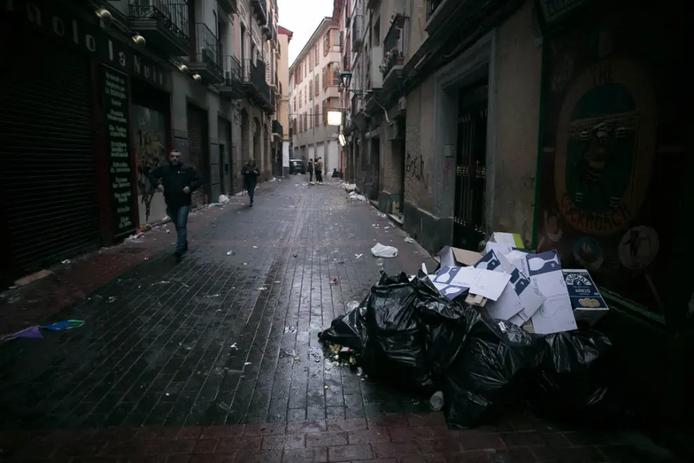Los restos de la fiesta se dejaban ver en  Zaragoza a primera hora de la mañana de este miércoles. Brigadas de limpieza y rezagados aún de fiesta coincidían en las primeras horas del día de Año Nuevo.