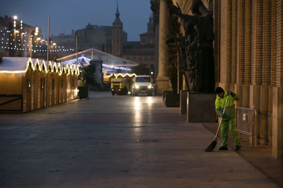 Los restos de la fiesta se dejaban ver en  Zaragoza a primera hora de la mañana de este miércoles. Brigadas de limpieza y rezagados aún de fiesta coincidían en las primeras horas del día de Año Nuevo.