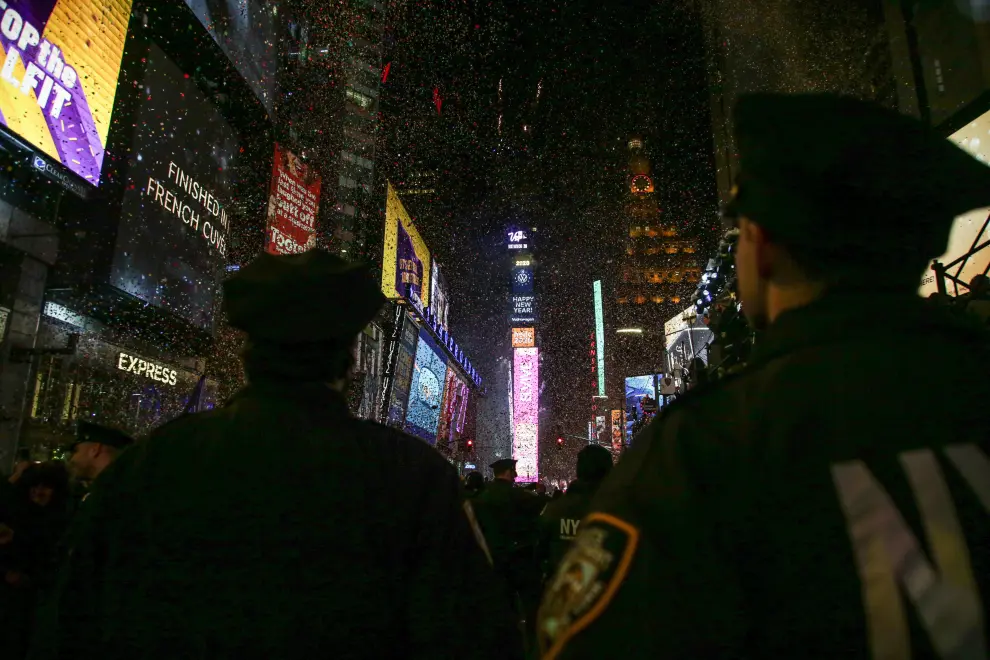 New York (United States), 02/01/2020.- American singer Post Malone (C) is helped by staff after falling during New Year's Eve celebrations at Time Square, New York, USA, 01 January 2020. (Estados Unidos, Nueva York) EFE/EPA/ANGEL COLMENARES New Year's Eve celebrations in Time Square