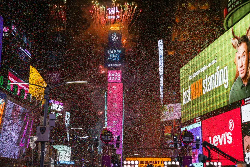 New York (United States), 02/01/2020.- People watch fireworks during New Year's Eve celebrations at Time Square, New York, USA, 01 January 2020. (Incendio, Estados Unidos, Nueva York) EFE/EPA/ANGEL COLMENARES New Year's Eve celebrations in Time Square