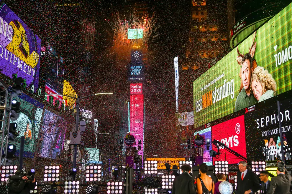 New York (United States), 02/01/2020.- Paper falls from overhead during New Year's Eve celebrations at Time Square, New York, USA, 01 January 2020. (Estados Unidos, Nueva York) EFE/EPA/ANGEL COLMENARES New Year's Eve celebrations in Time Square