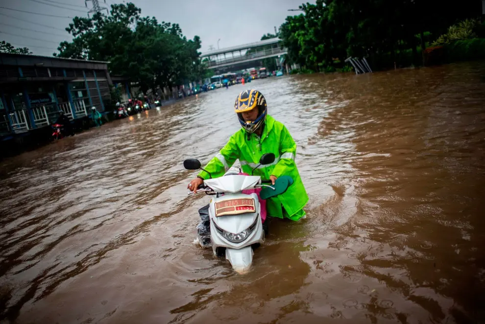 A man uses crutches to walk through floodwaters at the Jatinegara area after heavy rains in Jakarta, Indonesia, January 2, 2020. REUTERS/Willy Kurniawan [[[REUTERS VOCENTO]]] INDONESIA-WEATHER/FLOODS