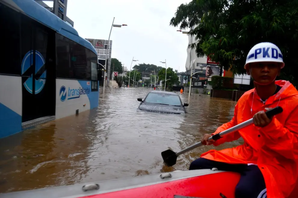 A rescue team evacuates locals on an inflatable boat during a flood after heavy rain in Bekasi, near Jakarta, Indonesia January 1 2020, in this photo taken by Antara Foto. Antara Foto/Saptono/via REUTERS ATTENTION EDITORS - THIS IMAGE WAS PROVIDED BY A THIRD PARTY. MANDATORY CREDIT. INDONESIA OUT. [[[REUTERS VOCENTO]]]