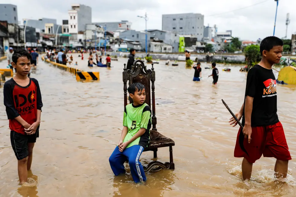 Al menos dieciséis personas han muerto en Indonesia a causa de las inundaciones en la región de la capital Yakarta, en el oeste de la isla de Java, donde miles de personas han tenido que ser evacuadas.