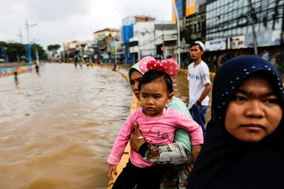 Kids shop for snacks in the floodwaters at the Jatinegara area after heavy rains in Jakarta, Indonesia, January 2, 2020. REUTERS/Willy Kurniawan [[[REUTERS VOCENTO]]] INDONESIA-WEATHER/FLOODS