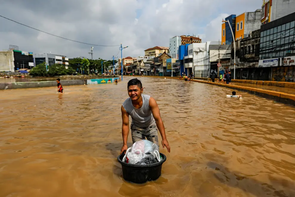 Locals look on as floods hit the Jatinegara area after heavy rains in Jakarta, Indonesia, January 2, 2020. REUTERS/Willy Kurniawan [[[REUTERS VOCENTO]]] INDONESIA-WEATHER/FLOODS