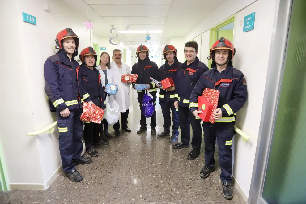 Los bomberos de Teruel visitan a los niños ingresados en el Hospital Obispo Polanco.