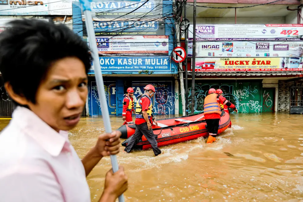 Man carries his belongings across floodwaters at the Jatinegara area after heavy rains in Jakarta, Indonesia, January 2, 2020. REUTERS/Willy Kurniawan [[[REUTERS VOCENTO]]] INDONESIA-WEATHER/FLOODS