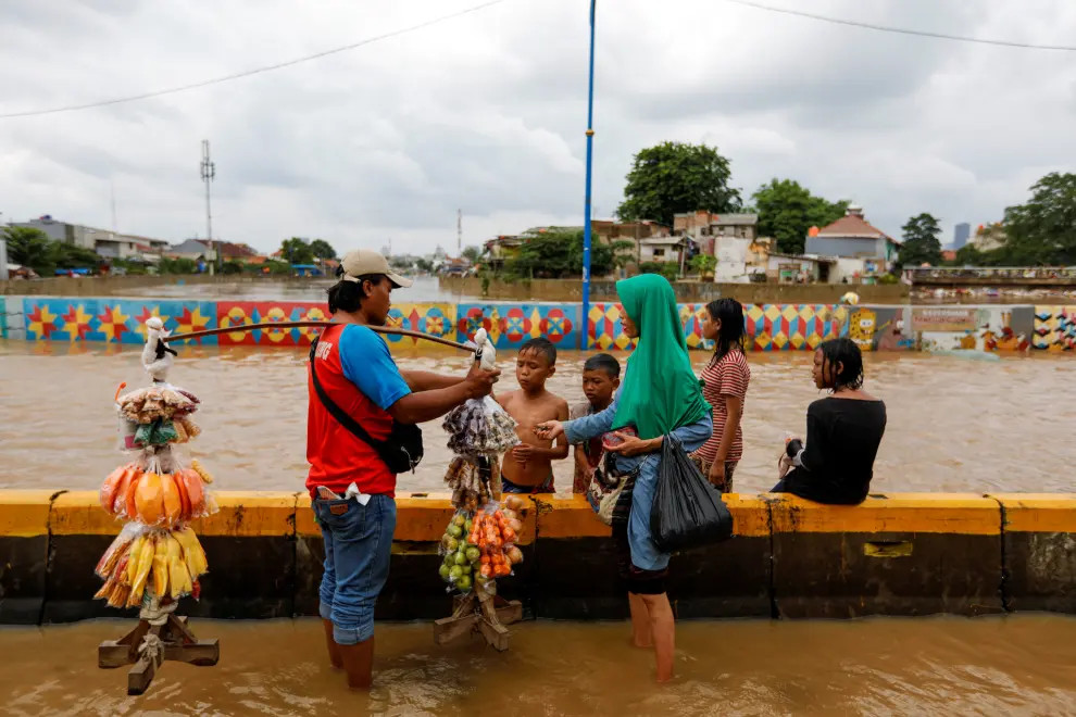 People look at a dam which collapsed after heavy rains in Bogor, West Java province, Indonesia January 2 2020, in this photo taken by Antara Foto.  Antara Foto/Yulius Satria Wijaya/via REUTERS  ATTENTION EDITORS - THIS IMAGE WAS PROVIDED BY A THIRD PARTY. MANDATORY CREDIT. INDONESIA OUT. [[[REUTERS VOCENTO]]] INDONESIA-WEATHER/FLOODS
