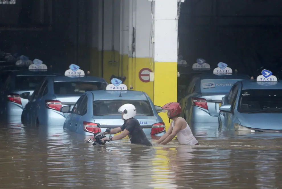 People shop for snacks in the floodwaters at the Jatinegara area after heavy rains in Jakarta, Indonesia, January 2, 2020. REUTERS/Willy Kurniawan [[[REUTERS VOCENTO]]] INDONESIA-WEATHER/FLOODS