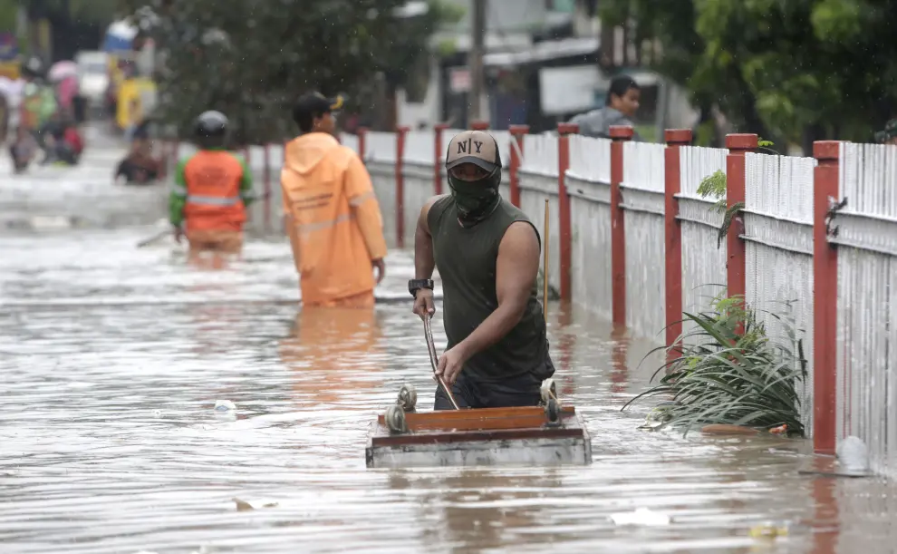 Jakarta (Indonesia), 31/12/2019.- Residents push a motorcycle among submerged taxis on a flooded street in Jakarta, Indonesia, 01 January 2020. Overnight heavy rains triggered widespread flooding in Jakarta and surrounding areas, bringing traffic to a standstill. EFE/EPA/ADI WEDA Rain causes flooding in Jakarta