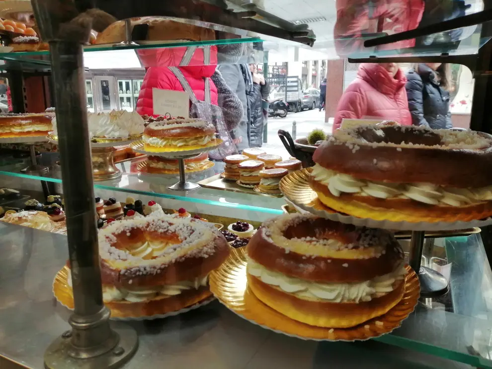 Escaparate de la pastelería Fantoba, en Zaragoza, con roscones de Reyes.