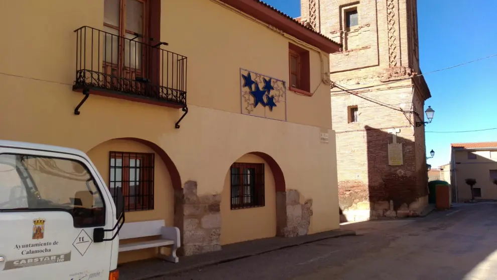 La brigada municipal del Ayuntamiento de Calamocha ha limpiado las pintadas insultantes contra Tomás Guitarte en Cutanda y Navarrete