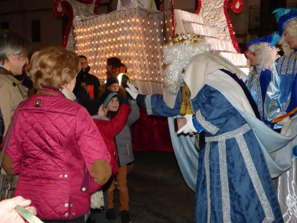 La llegada de los Reyes al Ayuntamiento de Sabiñánigo es todo un espectáculo de color y música