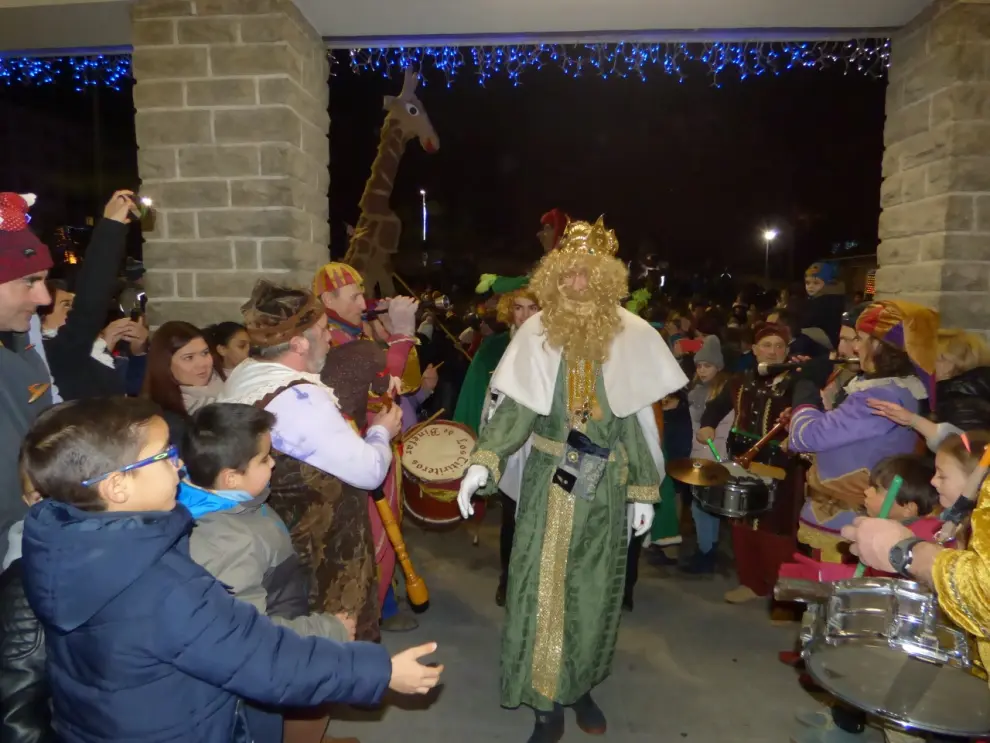 La llegada de los Reyes al Ayuntamiento de Sabiñánigo es todo un espectáculo de color y música