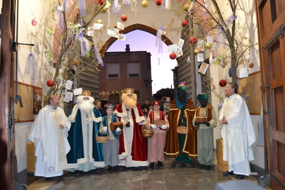 En Tauste, los Reyes acuden a la iglesia de Santa María para recoger un gran manojo de llaves con el que pueden abrir todas las puertas