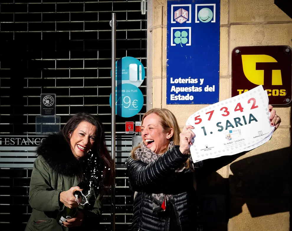 as responsables de un estanco ubicado en la calle Reina Regente, en el centro de lSan Sebastián, Miren Gurpegi (i) y Ainhoa Tais, se han acercado para brindar con cava tras haber repartido 400.000 euros de el gordo