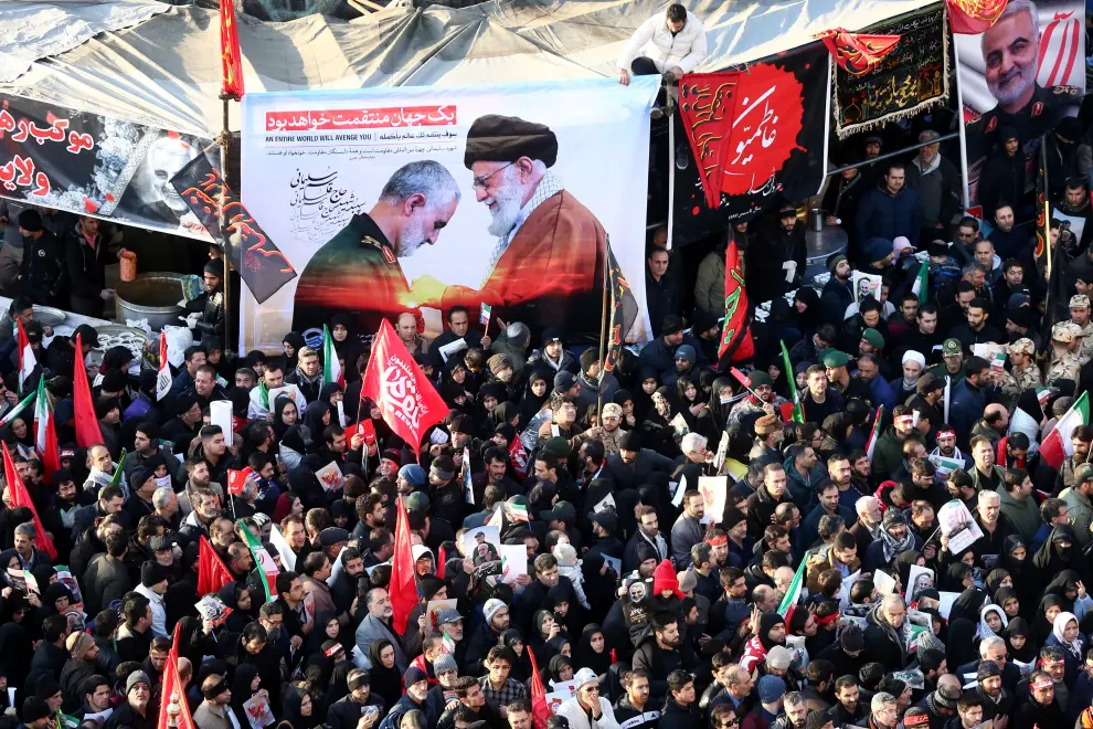 Iranian people attend a funeral procession for Iranian Major-General Qassem Soleimani, head of the elite Quds Force, and Iraqi militia commander Abu Mahdi al-Muhandis, who were killed in an air strike at Baghdad airport, in Tehran, Iran January 6, 2020. Nazanin Tabatabaee/WANA (West Asia News Agency) via REUTERS ATTENTION EDITORS - THIS IMAGE HAS BEEN SUPPLIED BY A THIRD PARTY [[[REUTERS VOCENTO]]]