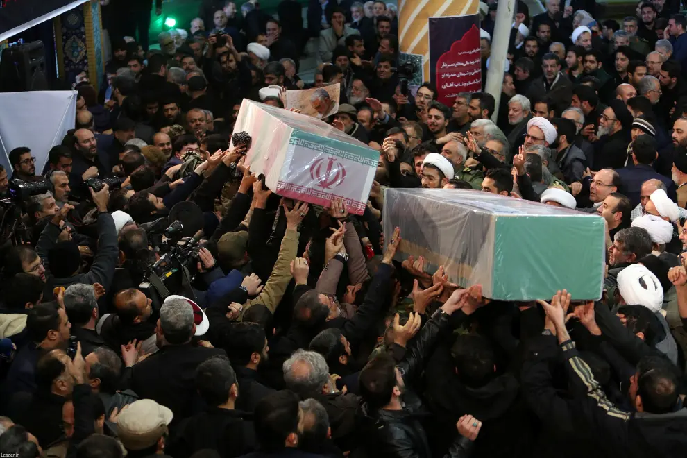 Iranian people attend a funeral for Iranian Major-General Qassem Soleimani, head of the elite Quds Force, and Iraqi militia commander Abu Mahdi al-Muhandis, who were killed in an air strike at Baghdad airport, in Tehran, Iran January 6, 2020. Official Khamenei website/Handout via REUTERS ATTENTION EDITORS - THIS IMAGE WAS PROVIDED BY A THIRD PARTY. NO RESALES. NO ARCHIVES [[[REUTERS VOCENTO]]]