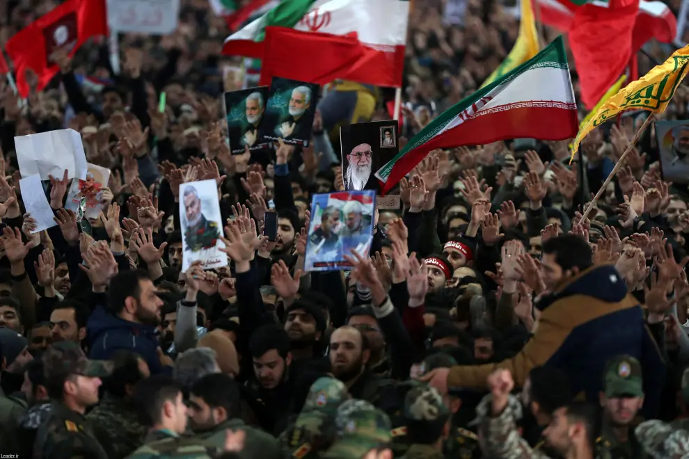Iranian people carry pictures of Iran's Supreme Leader Ayatollah Ali Khamenei and Qassem Soleimani during a funeral for Iranian Major-General Qassem Soleimani, head of the elite Quds Force, and Iraqi militia commander Abu Mahdi al-Muhandis, who were killed in an air strike at Baghdad airport, in Tehran, Iran January 6, 2020. Official Khamenei website/Handout via REUTERS ATTENTION EDITORS - THIS IMAGE WAS PROVIDED BY A THIRD PARTY. NO RESALES. NO ARCHIVES [[[REUTERS VOCENTO]]]