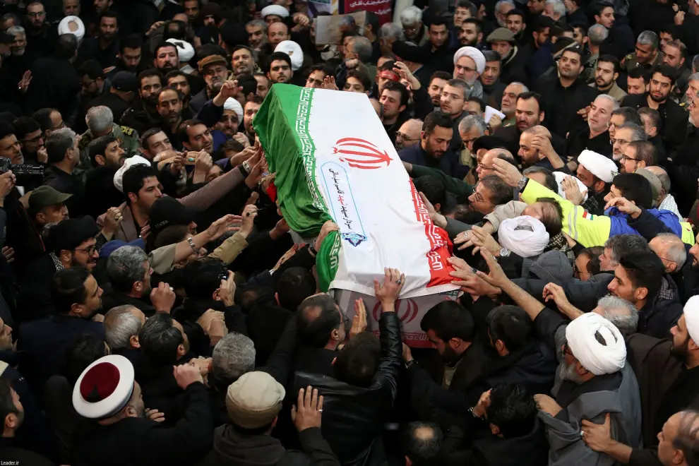 Iranian people carry a coffin of Iranian Major-General Qassem Soleimani, head of the elite Quds Force, who was killed in an air strike at Baghdad airport, during a funeral procession in Tehran, Iran January 6, 2020. Official Khamenei website/Handout via REUTERS ATTENTION EDITORS - THIS IMAGE WAS PROVIDED BY A THIRD PARTY. NO RESALES. NO ARCHIVES [[[REUTERS VOCENTO]]]