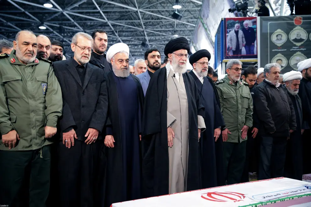Iran's Supreme Leader Ayatollah Ali Khamenei and Iranian President Hassan Rouhani pray near the coffin of Iranian Major-General Qassem Soleimani, head of the elite Quds Force, who was killed in an air strike at Baghdad airport, in Tehran, Iran, January 6, 2020. Official President's website/Handout via REUTERS ATTENTION EDITORS - THIS IMAGE WAS PROVIDED BY A THIRD PARTY. NO RESALES. NO ARCHIVES TPX IMAGES OF THE DAY [[[REUTERS VOCENTO]]]