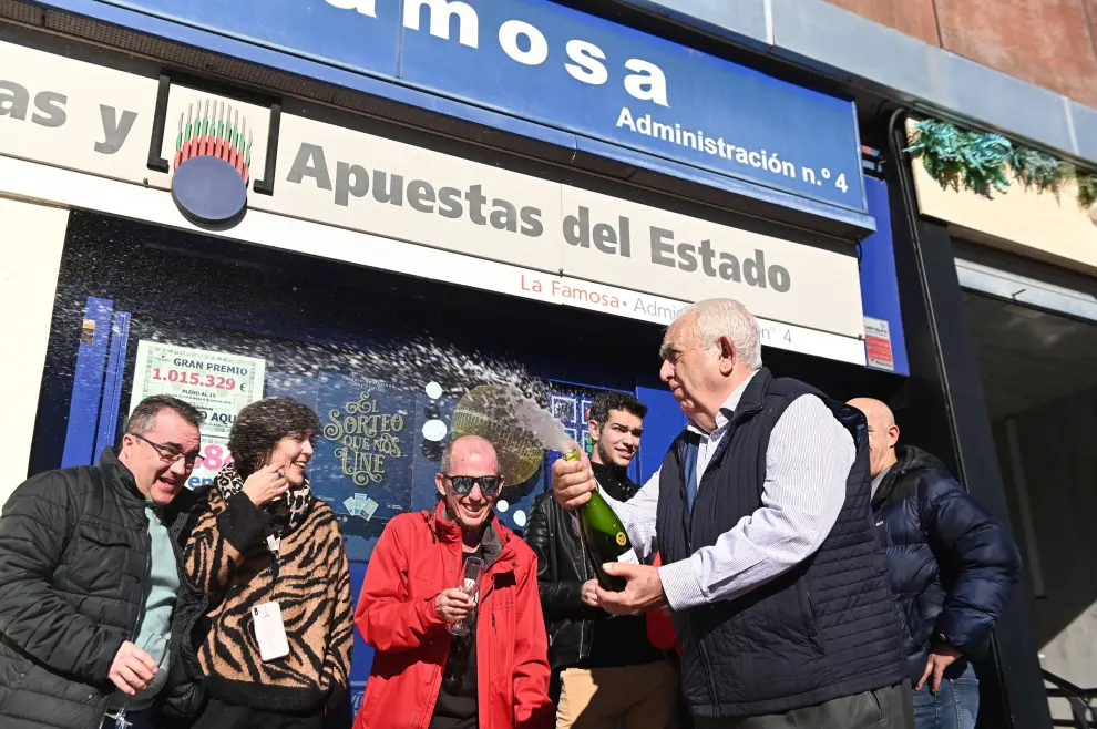 Los propietarios de la administración n4 de Torrejón de Ardoz, celebran haber repartido el primer premio del sorteo extraordinario de la lotería del Niño