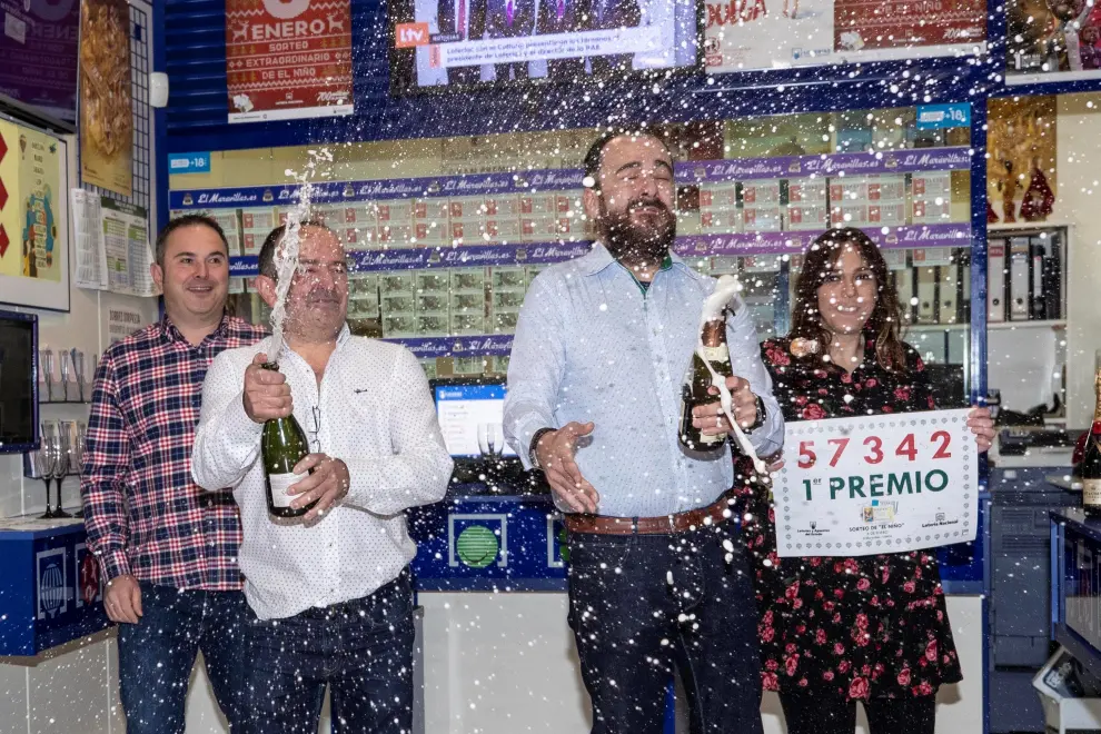 Personal de la administración de lotería número 10 de Lorca, "El Maravillas", celebra la venta de 10 décimos del primer premio del sorteo del niño
