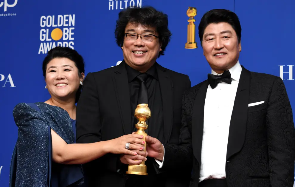 Beverly Hills (United States), 06/01/2020.- Lee Jeong-eun (L-R), Song Kang-ho and Bong Joon-ho hold the award for Best Motion Picture - Foreign Language for 'Parasite' in the press room during the 77th annual Golden Globe Awards ceremony at the Beverly Hilton Hotel, in Beverly Hills, California, USA, 05 January 2020. (Estados Unidos) EFE/EPA/CHRISTIAN MONTERROSA Press Room - 77th Golden Globe Awards