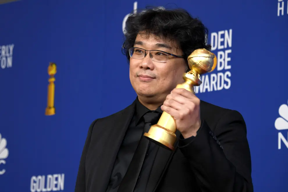 Beverly Hills (United States), 06/01/2020.- Song Kang-ho holds the award for Best Motion Picture - Foreign Language for 'Parasite' in the press room during the 77th annual Golden Globe Awards ceremony at the Beverly Hilton Hotel, in Beverly Hills, California, USA, 05 January 2020. (Estados Unidos) EFE/EPA/CHRISTIAN MONTERROSA Press Room - 77th Golden Globe Awards