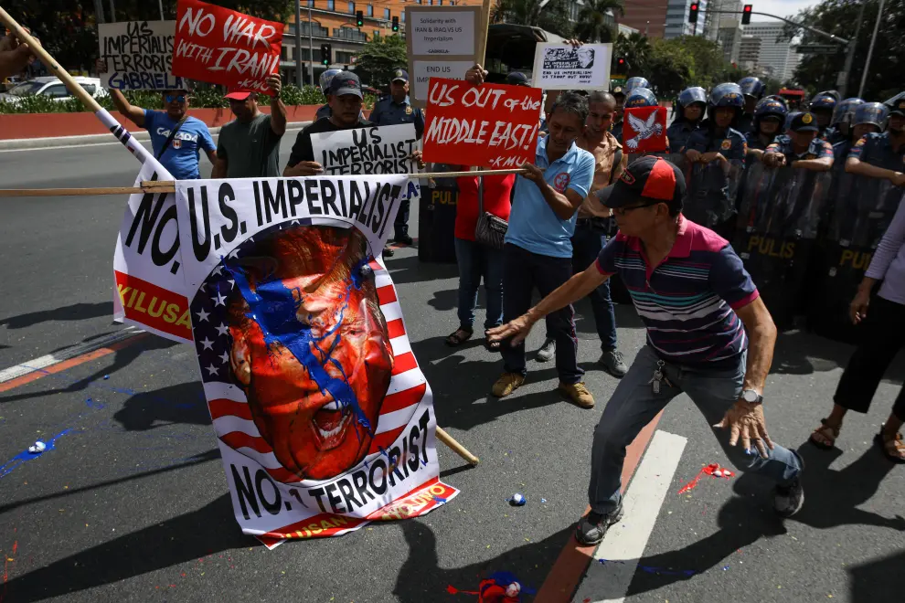 Manila (Philippines), 06/01/2020.- An activist throws paint at an image of US President Donald J. Trump during a demonstration in front of the US Embassy in Manila, Philippines, 06 January 2020. The activists were protesting against further escalation in the conflict between the USA and Iran after Iranian General Qasem Soleimani was killed in a US airstrike on 03 January in Baghdad. General Soleimani was in charge of Iran's foreign policy strategy as the head of the Quds Force, an elite wing of the Islamic Revolutionary Guard Corps, which the US designated as a terror organization. (Protestas, Filipinas, Estados Unidos, Bagdad) EFE/EPA/MARK R. CRISTINO Protest against US over killing of Iranian general, in Manila