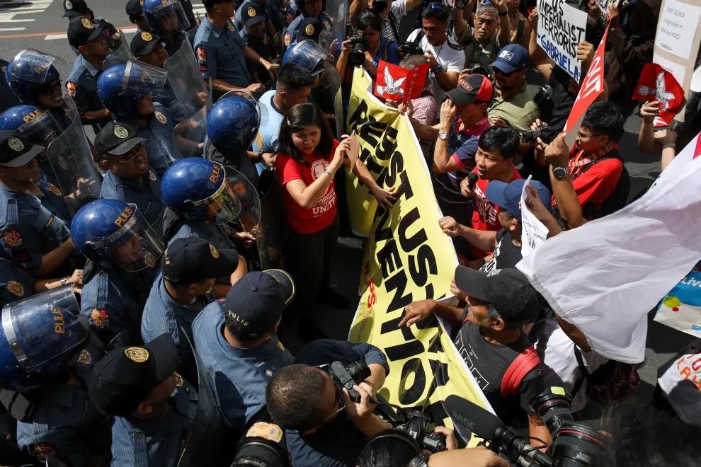 Manila (Philippines), 06/01/2020.- Activists clash with anti-riot police during a demonstration in front of the US Embassy in Manila, Philippines, 06 January 2020. The activists were protesting against further escalation in the conflict between the USA and Iran after Iranian General Qasem Soleimani was killed in a US airstrike on 03 January in Baghdad. General Soleimani was in charge of Iran's foreign policy strategy as the head of the Quds Force, an elite wing of the Islamic Revolutionary Guard Corps, which the US designated as a terror organization. (Protestas, Filipinas, Estados Unidos, Bagdad) EFE/EPA/MARK R. CRISTINO Protest against US over killing of Iranian general, in Manila