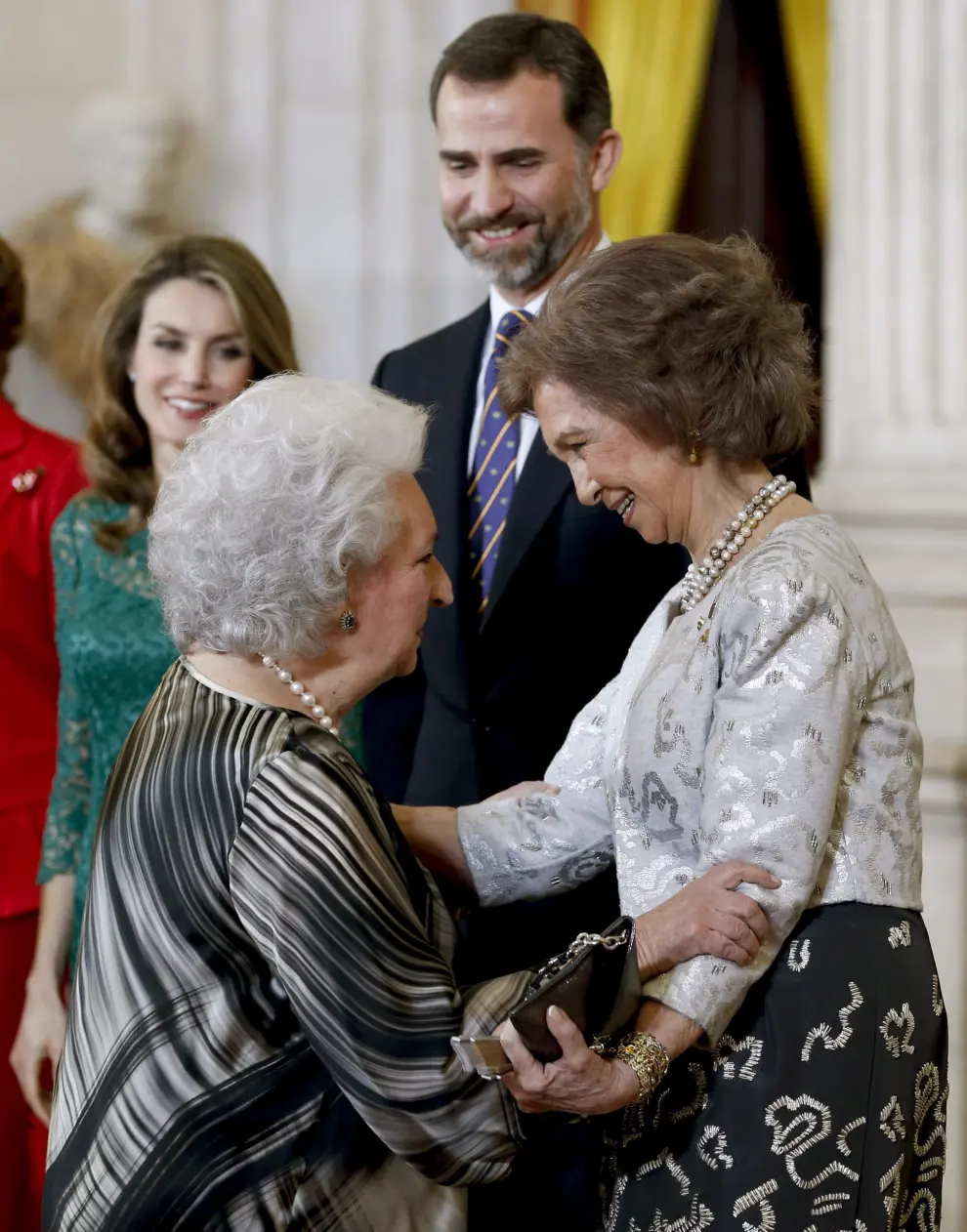 La reina Sofía saluda a la infanta Pilar de Borbón junto a los Príncipes de Asturias en 2013.