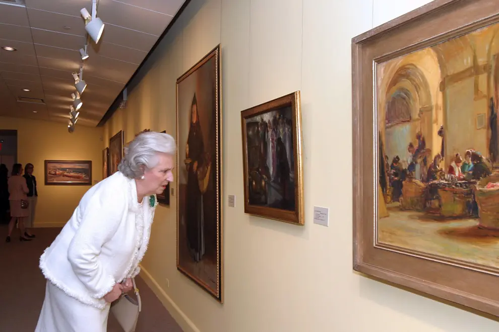 Doña Pilar mira un cuadro en la exposición 'De Goya a Sorolla' en Nueva York en 2005